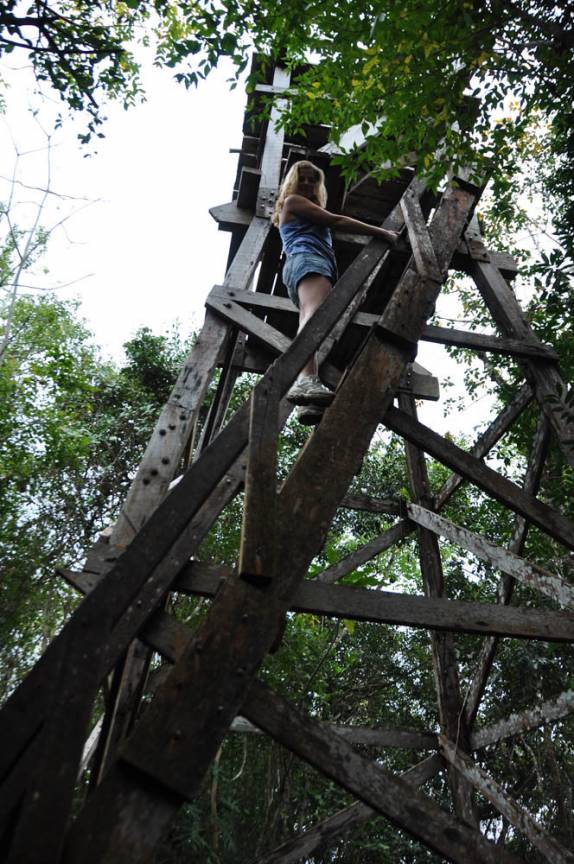Subindo em mirante no alto de uma colina no parque do Blue Hole, ao sul de Belmopan, capital de Belize